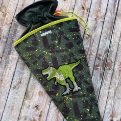 Schultüte ergobag MähdreschBär bestickt mit Dino und Namen