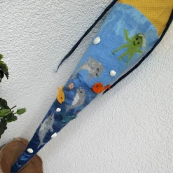Schultüte Filz Delfin – Handgefilzte Zuckertüte mit Meerestieren, personalisierbar, 70 cm