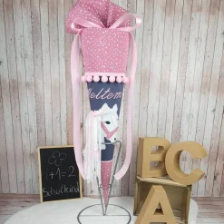 Schultüte mit Name & Pferdekopf – Dunkelgrau/Mauve Tupfen – Handgemacht & personalisierbar