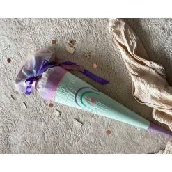 Schultüte "Regenbogen", personalisierte Zuckertüte in Pastell, mit Namen bestickt, Stoff-Schultüte mit Tüll