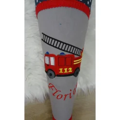 Schultüte, Zuckertüte, Feuerwehr auf Wunsch mit Namen und Einschulungstag bestickt  70 cm Länge