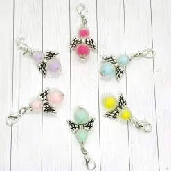 Schutzengel silberfarben / hellgrün – Glücksbringer Anhänger mit Acrylperlen, ca. 2,5cm