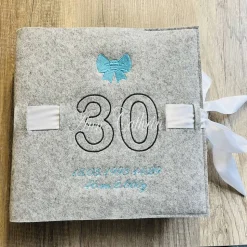 Schutzumschlag SCHLEIFE Fotoalbum Wollfilz bestickt personalisierbar