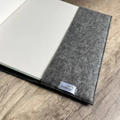 Schutzumschlag ZAHL Fotoalbum Wollfilz bestickt personalisierbar