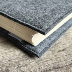 Schutzumschlag ZAHL Fotoalbum Wollfilz bestickt personalisierbar