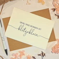 Schwangerschaft verkünden – Minimalistische Glückwunschkarte „Große Dinge beginnen oft klitzeklein“ mit Umschlag