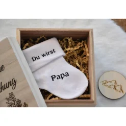 Schwangerschaft verkünden mit Überraschungskiste – gravierte Holzkiste & personalisierte Socke