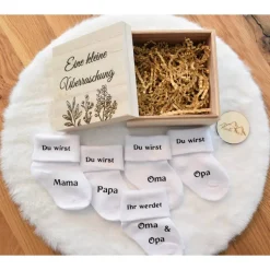 Schwangerschaft verkünden mit Überraschungskiste – gravierte Holzkiste & personalisierte Socke