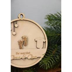 Schwangerschaft verkünden Christbaumkugel aus Holz in 3D Optik Ihr werdet Oma & Opa, Baby verkünden