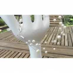 Schwebende Perlen auf leichtem Draht mit Silberschloß, zarter Schmuck, Hochzeitsschmuck