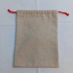 Säckchen aus beigem Baumwollstoff mit Wichtel und Namen