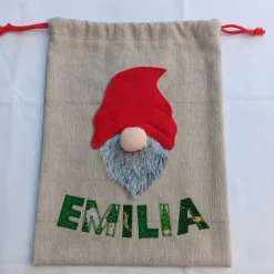 Säckchen aus beigem Baumwollstoff mit Wichtel und Namen