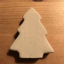 Süße kleine Deko-Tannenbäumchen aus Beton, Weihnachtsbäume in grau, ca. 6 cm