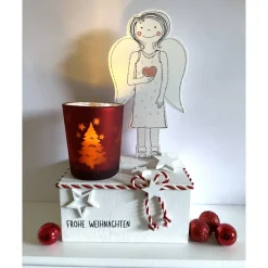 Süße moderne Weihnachtsdeko, Naturholzblock mit Holzengel und Windlicht