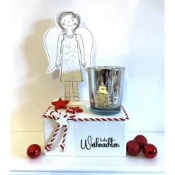 Süße moderne Weihnachtsdeko, Naturholzblock mit Holzengel und Windlicht