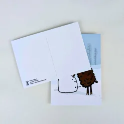 süße, winterliche Postkarte mit Schneemann und schwarzem Schaf - Din A 6 Postkarte für Kinder