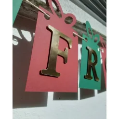 Sehr edle Girlande zu Weihnachten. Schriftzug "Frohes Fest" in glänzendem Gold. Klassische Farben Grün und Rot.