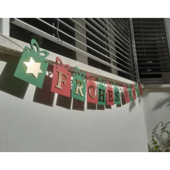 Sehr edle Girlande zu Weihnachten. Schriftzug "Frohes Fest" in glänzendem Gold. Klassische Farben Grün und Rot.