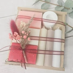 Seifengeschenk mit Kerzen und Kerzenhalter - Trockenblumen dekoriert - BLUMIG