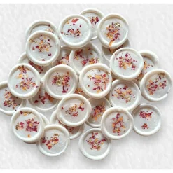 Selbstklebende Wachssiegel mit echten Rosenblüten & Goldflocken – 10 Unikate, handgefertigt, perlmuttweiß, 3cm