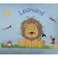 Süßer Löwe auf Wiese - verschiedene Größen - Personalisierte Kissen, Kindergarten, Geschenk, Namenskissen
