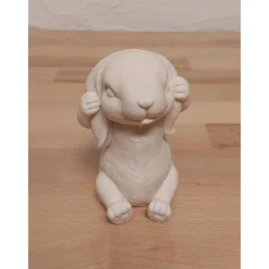 Süßer Osterhase in cremeweiß