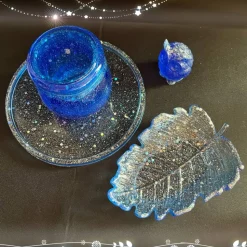 Set aus Schale  Eule und Dose mit Schraubdeckel auf einem runden Tablett