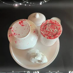 Set aus Teelichthalter, Töpfchen mit Deckel und Hase  auf einem  runden Tablett