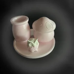 Set aus Töpfchen , Eule und kleiner Vase auf einem runden Tablett