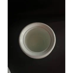 Set aus Töpfchen, Eule und kleiner Vase auf einem runden Tablett