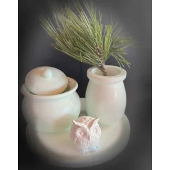 Set aus Töpfchen, Eule und kleiner Vase auf einem runden Tablett