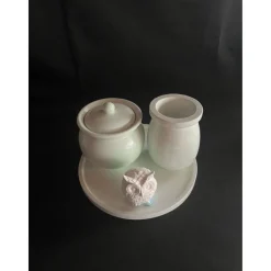 Set aus Töpfchen, Eule und kleiner Vase auf einem runden Tablett