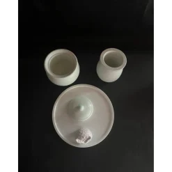 Set aus Töpfchen, Eule und kleiner Vase auf einem runden Tablett