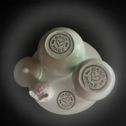 Set aus Töpfchen, Eule und kleiner Vase auf einem runden Tablett