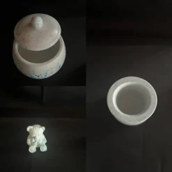 Set aus Vase, Teddy und kleiner Vase auf einem runden Tablett