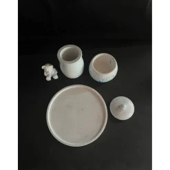 Set aus Vase, Teddy und kleiner Vase auf einem runden Tablett