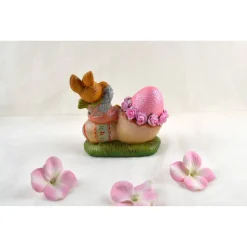 Sitzender Hase mit rosa Osterei