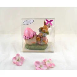 Sitzender Hase mit rosa Osterei