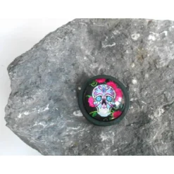 Skull  Totenkopf  Holzbrosche rund mit Glascabochon  schwarz