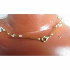 Sommerliche Perlenkette aus feinen echten Perlen, Brautschmuck, schwebend auf goldenem Juwelierdraht