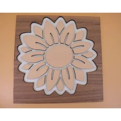 SONNENBLUME AUS NUSSBAUM und BUCHE Sperrholz mit Rattanmuster