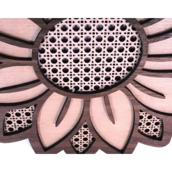 SONNENBLUME AUS NUSSBAUM und BUCHE Sperrholz mit Rattanmuster