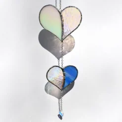 Sonnenfänger - Herzen aus irisierendem Buntglas mit Glaskristall - Perlmutt/Blau