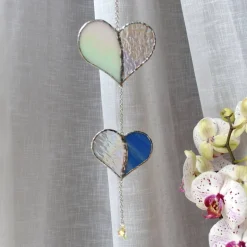 Sonnenfänger - Herzen aus irisierendem Buntglas mit Glaskristall - Perlmutt/Blau
