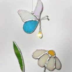 Sonnenfänger - Wandbild - Holzrahmen mit Blume und Schmetterling aus Buntglas mit Glaskristall