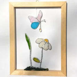 Sonnenfänger - Wandbild - Holzrahmen mit Blume und Schmetterling aus Buntglas mit Glaskristall
