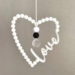 Sonnenfänger LOVE im Perlenherz. Cremeweiß / schwarz. Nordischer Stil. 12x14 cm groß. Valentinstag.