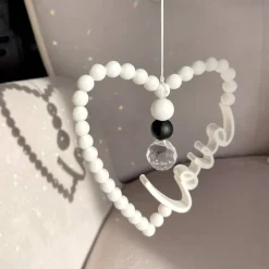 Sonnenfänger LOVE im Perlenherz. Cremeweiß / schwarz. Nordischer Stil. 12x14 cm groß. Valentinstag.