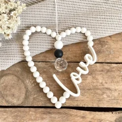 Sonnenfänger LOVE im Perlenherz. Cremeweiß / schwarz. Nordischer Stil. 12x14 cm groß. Valentinstag.