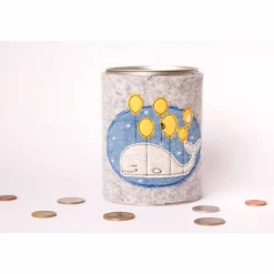 Spardose mit bestickter Filzhülle Wal